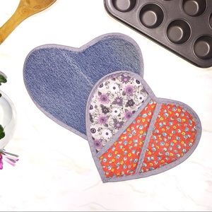 2/$25 🍄 Oma’s Threads Oven Mitts (set)